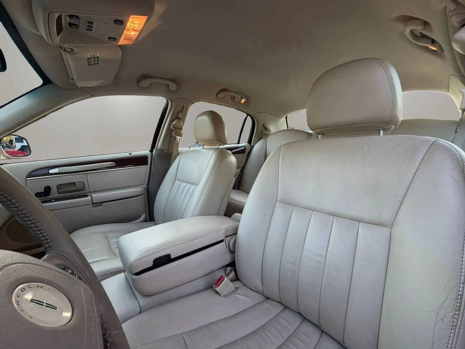 Used 2003 Lincoln Town Car Executive RWD image 19