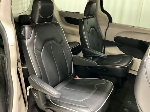 Used 2022 Chrysler Pacifica Limited image 23