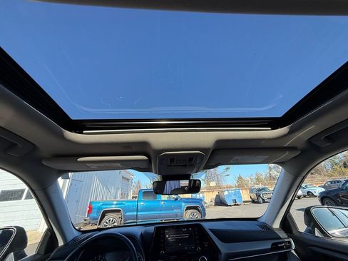 Used 2022 Toyota Highlander XLE image 24