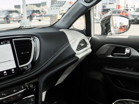 Used 2025 Chrysler Pacifica Limited image 39