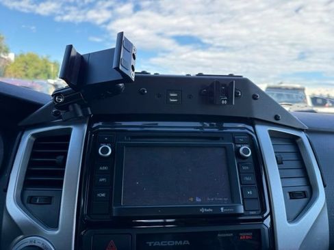 Used 2015 Toyota Tacoma 4x4 Double Cab w/ TRD Sport Package image 18