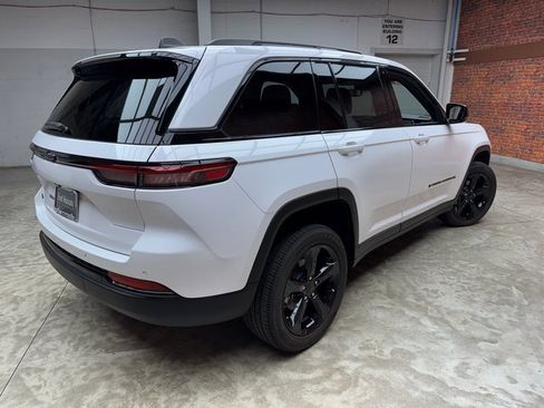 Used 2023 Jeep Grand Cherokee Altitude image 5