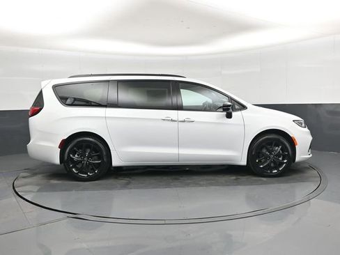 New 2026 Chrysler Pacifica Select AWD/4WD image 2