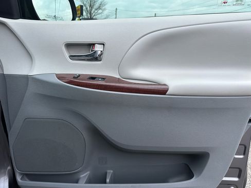 Used 2014 Toyota Sienna XLE image 36