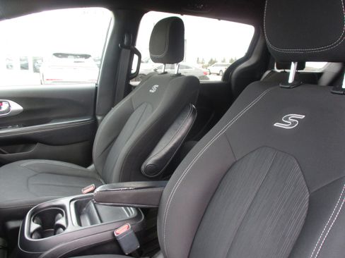 Used 2018 Chrysler Pacifica Touring Plus w/ S Appearance Package image 13