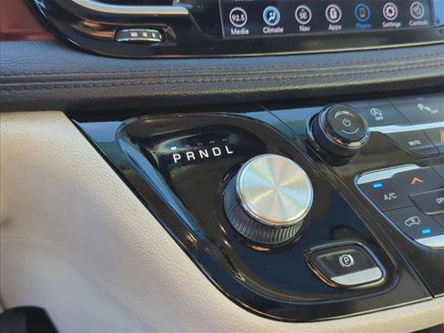 Used 2020 Chrysler Pacifica Limited image 25
