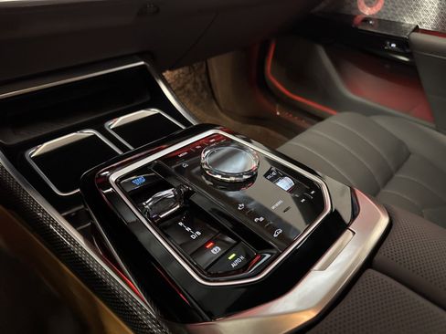 Used 2025 BMW i7 xDrive60 image 36