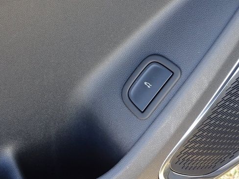 Used 2025 GMC Acadia Elevation image 17