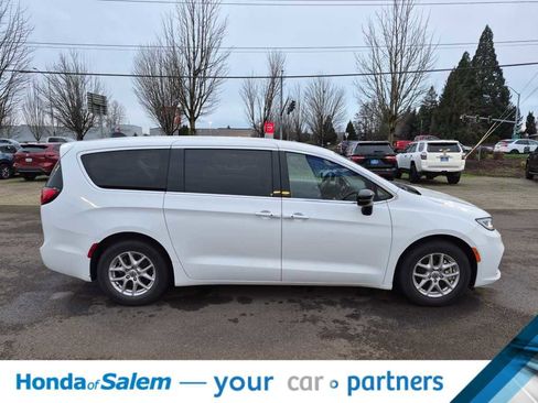 Used 2024 Chrysler Pacifica Touring-L image 23