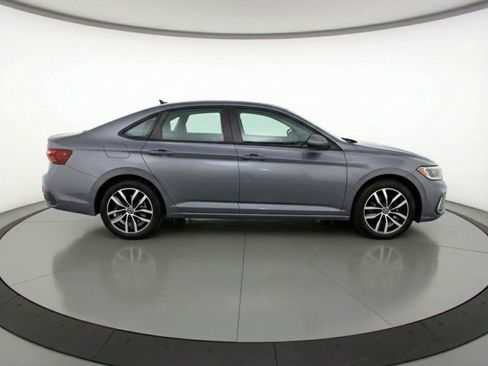 Used 2025 Volkswagen Jetta SE FWD image 11