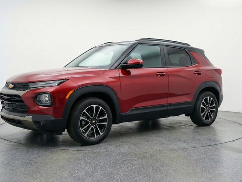 Used 2025 Chevrolet TrailBlazer LT image 3