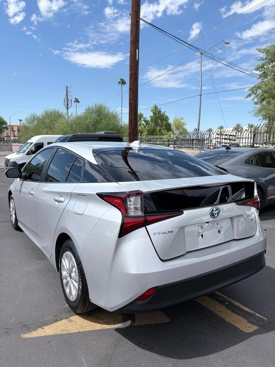 Used 2021 Toyota Prius L Eco FWD image 7