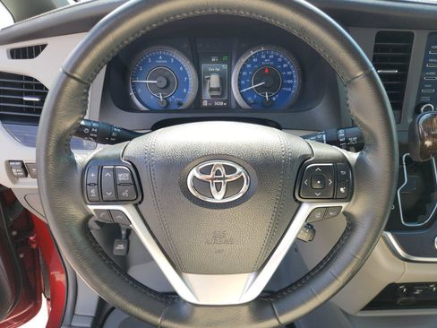 Used 2019 Toyota Sienna XLE w/ XLE Navigation Package FWD image 20