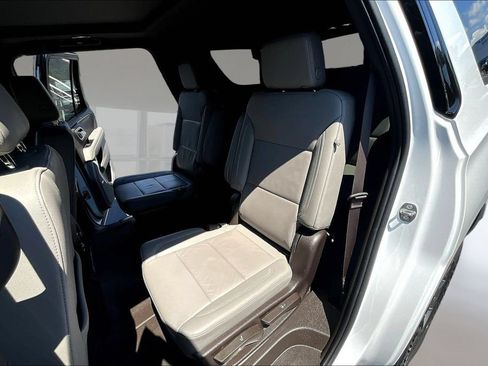 Used 2022 Chevrolet Tahoe Z71 w/ Luxury Package AWD/4WD image 19