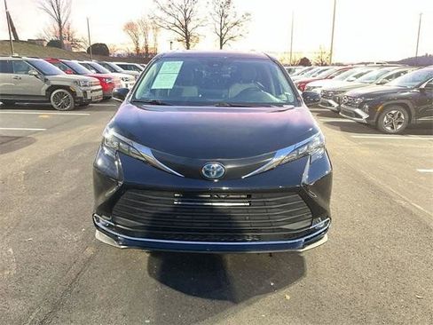 Used 2024 Toyota Sienna XLE image 11