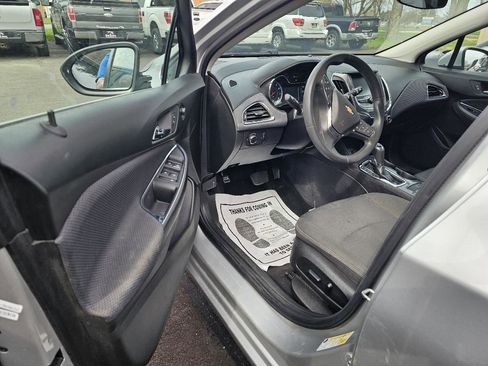 Used 2018 Chevrolet Cruze LT w/ Convenience Package FWD image 17