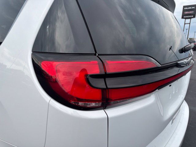 Used 2025 Chrysler Pacifica Select FWD image 25