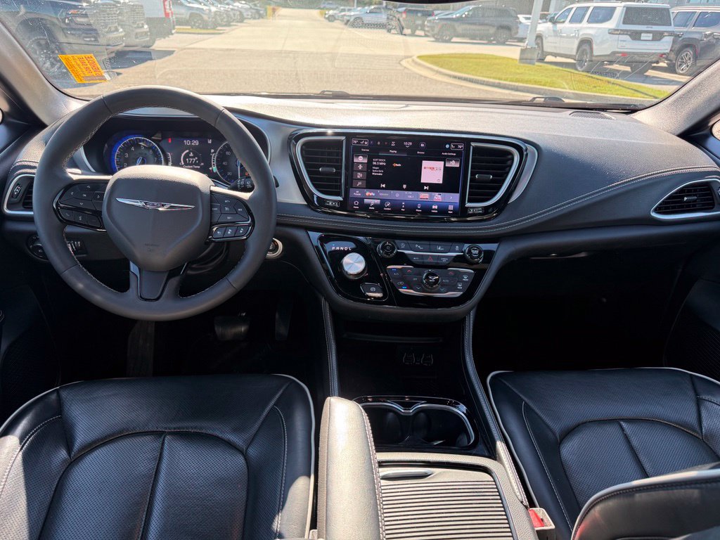 Used 2025 Chrysler Pacifica Limited FWD image 9