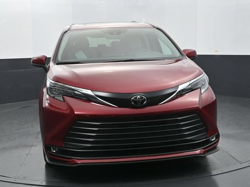 Used 2026 Toyota Sienna XLE FWD image 8