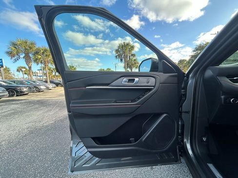Used 2025 Ford Explorer ST-Line w/ ST-Line Street Pack image 30