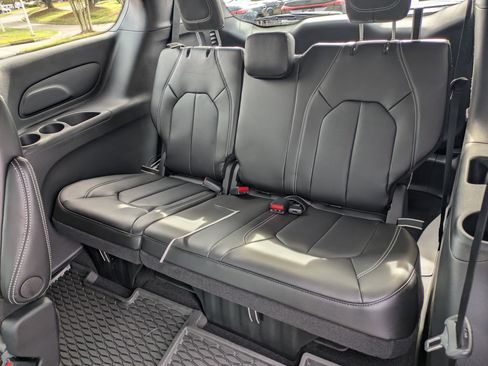 New 2026 Chrysler Pacifica Select image 23