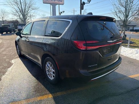 Used 2024 Chrysler Pacifica Touring-L image 5