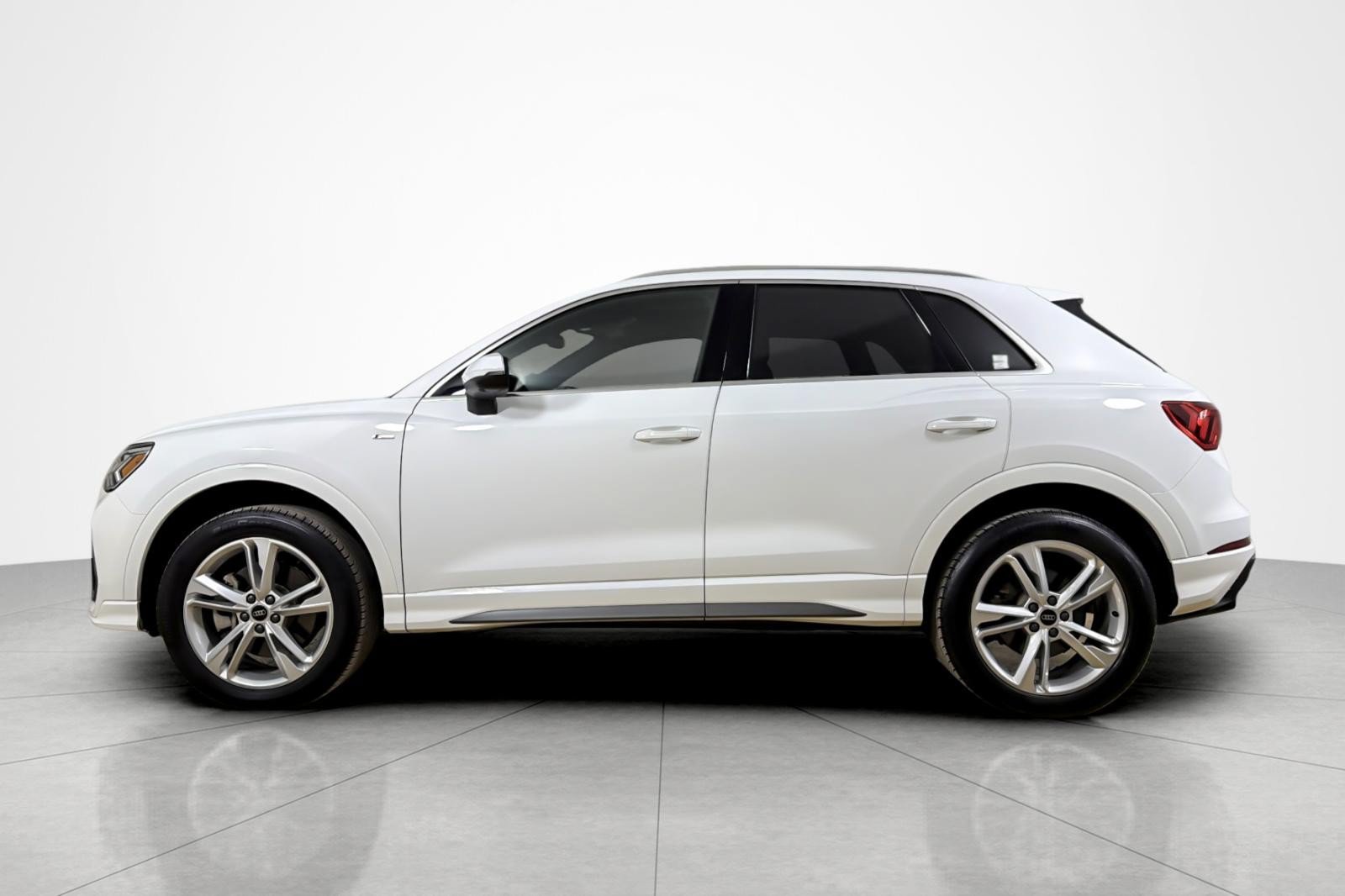 Used 2023 Audi Q3 2.0T Premium Plus w/ Premium Plus Package AWD/4WD image 2