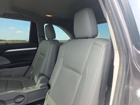 Used 2018 Toyota Highlander XLE AWD/4WD image 11