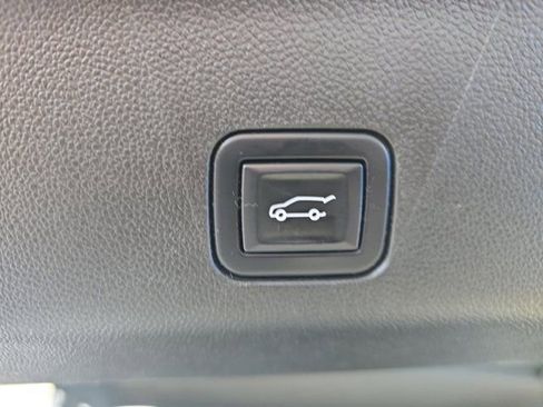 Used 2022 Chevrolet Suburban RST w/ Luxury Package image 15