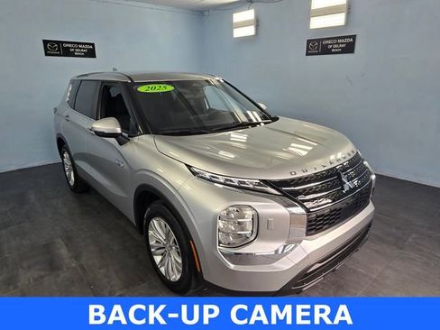 Used 2025 Mitsubishi Outlander ES image 2