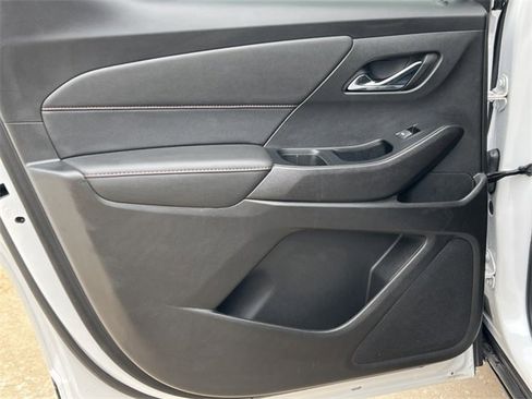 Used 2023 Chevrolet Traverse RS image 39