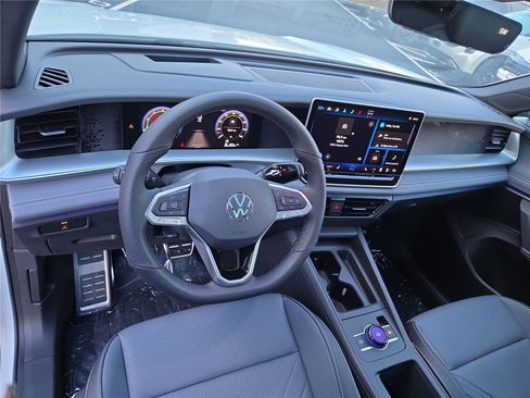 New 2025 Volkswagen Tiguan SE R-Line image 11