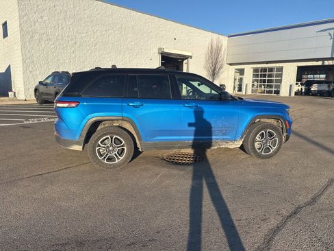 Used 2022 Jeep Grand Cherokee Trailhawk w/ Luxury Tech Group III image 12