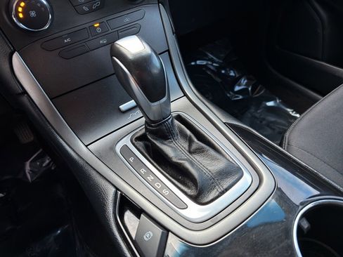 Used 2017 Ford Edge SE image 28