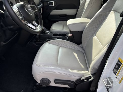 Used 2021 Jeep Gladiator Overland image 9