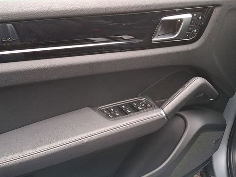 Used 2023 Porsche Cayenne w/ Premium Package image 8