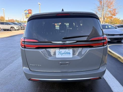Used 2023 Chrysler Pacifica Touring-L image 7