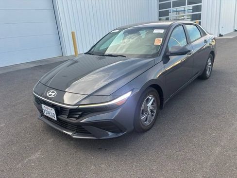 Used 2025 Hyundai Elantra SE FWD image 3