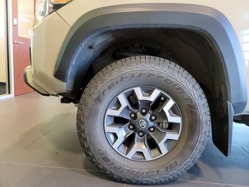 Used 2018 Toyota Tacoma TRD Off-Road w/ Technology Package AWD/4WD image 11