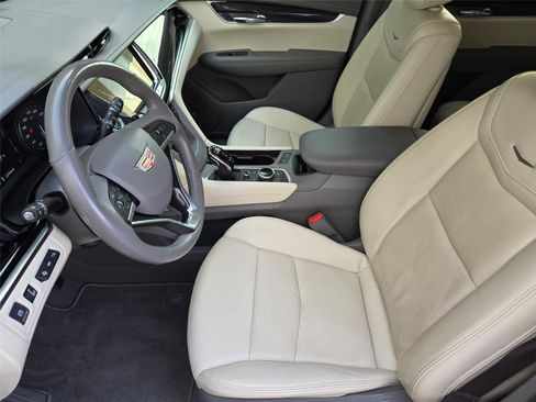 Used 2022 Cadillac XT6 Premium Luxury w/ Technology Package FWD image 11