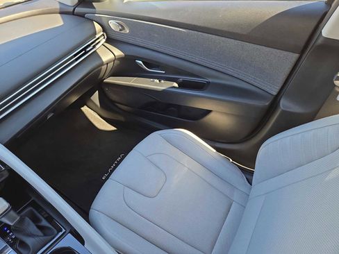 Used 2023 Hyundai Elantra Limited image 12