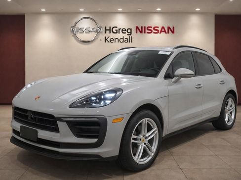 Used 2023 Porsche Macan AWD/4WD image 3