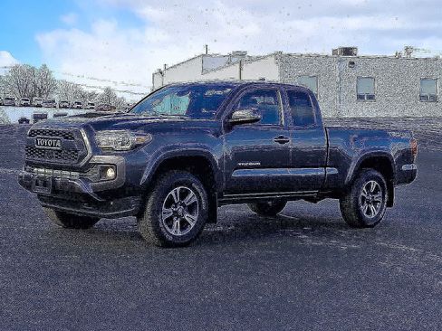 Used 2019 Toyota Tacoma TRD Sport image 3