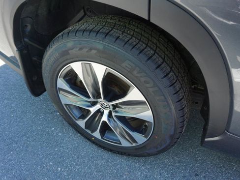 Used 2021 Toyota Highlander XLE AWD/4WD image 5