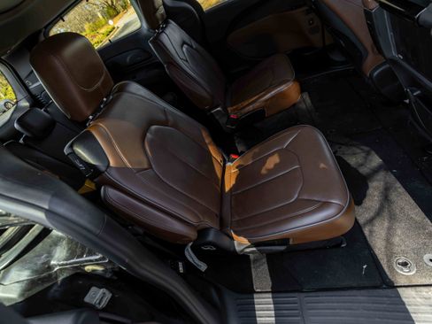 Used 2019 Chrysler Pacifica Limited w/ Tire & Wheel Group image 14