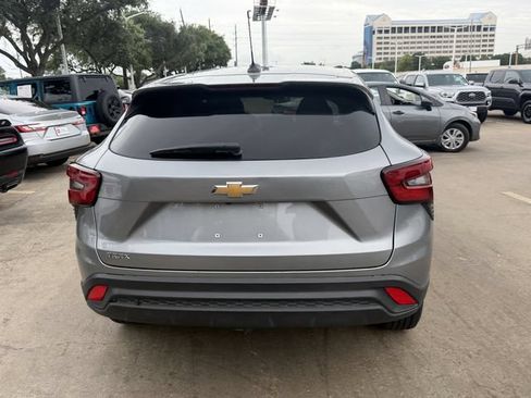 Used 2025 Chevrolet Trax LS FWD image 6
