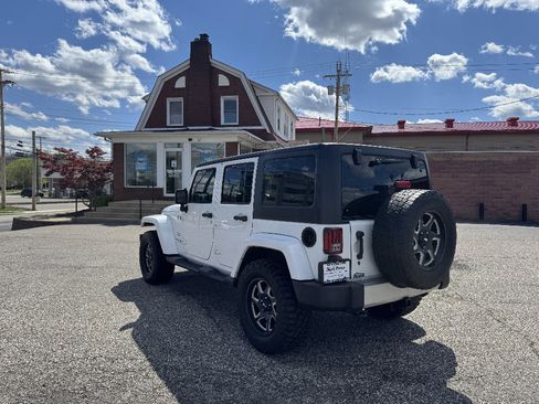 Used 2018 Jeep Wrangler Unlimited Sahara image 3
