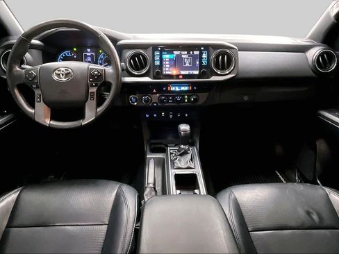 Used 2018 Toyota Tacoma TRD Off-Road AWD/4WD image 14