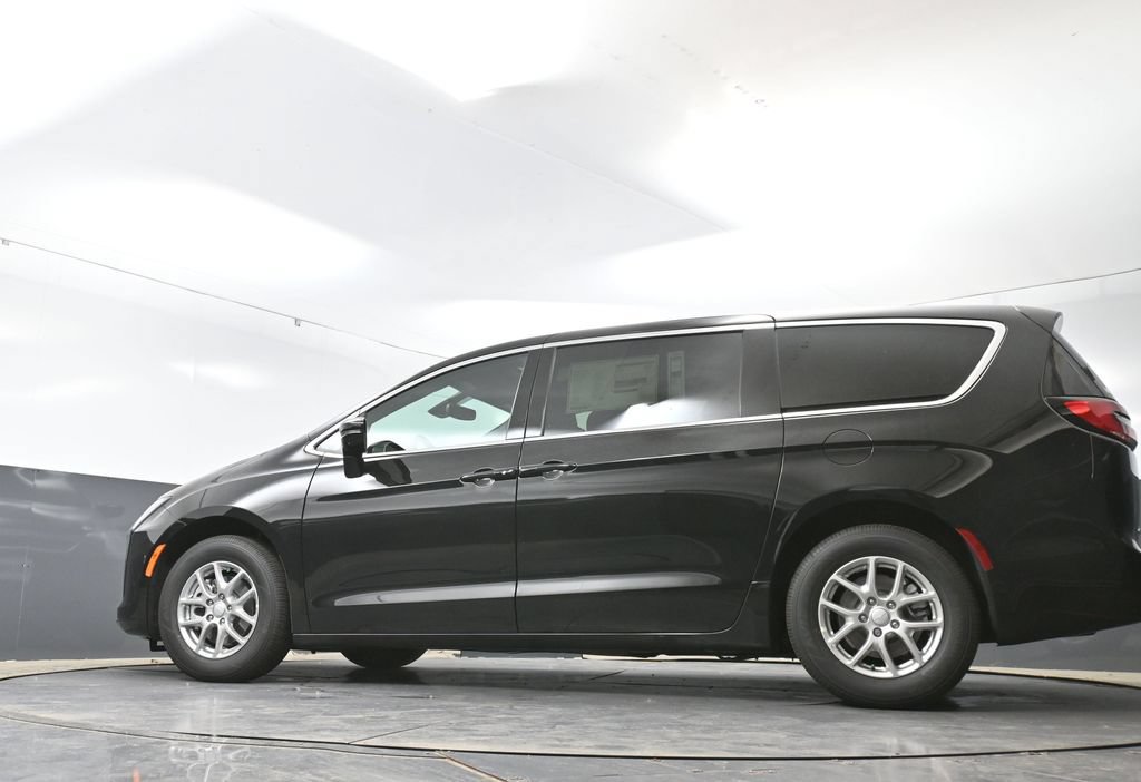 New 2027 Chrysler Pacifica Select w/ Family Tech Group FWD image 44