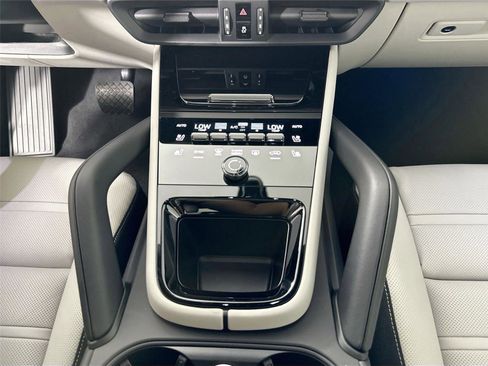 Certified 2025 Porsche Cayenne E-Hybrid AWD/4WD image 24